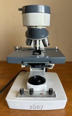 AO American Optical One-Ten Illuminator 1130 Teaching Microscope with3 Objectives