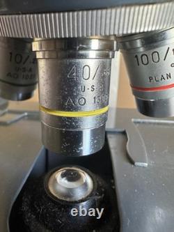 AO American Optical One-Ten Illuminator 1130 Teaching Microscope with3 Objectives