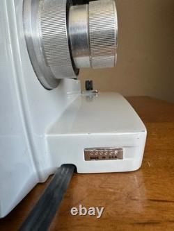 AO American Optical One-Ten Illuminator 1130 Teaching Microscope with3 Objectives