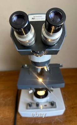 AO American Optical One-Ten Illuminator 1130 Teaching Microscope with3 Objectives
