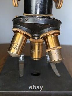 Microscope monoculaire Antique de la société Spencer Lens Co., fonctionne avec 12x plus 3 objectifs.