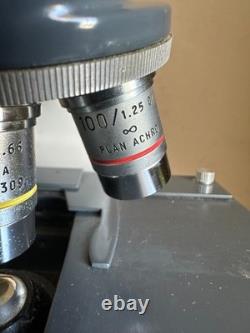 Microscope pédagogique AO American Optical One-Ten Illuminator 1130 avec 3 objectifs