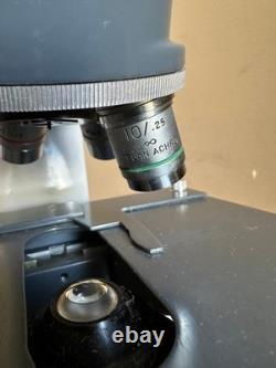 Microscope pédagogique AO American Optical One-Ten Illuminator 1130 avec 3 objectifs