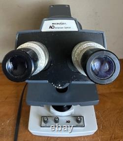 Microscope pédagogique AO American Optical One-Ten Illuminator 1130 avec 3 objectifs