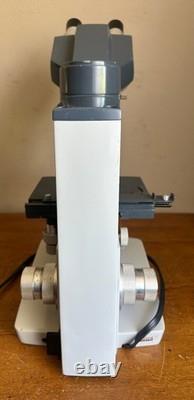 Microscope pédagogique AO American Optical One-Ten Illuminator 1130 avec 3 objectifs