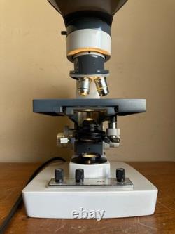 Microscope pédagogique AO American Optical One-Ten Illuminator 1130 avec 3 objectifs