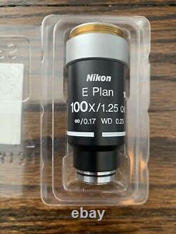 Objectif de microscope achromatique Nikon E Plan 100x/1.25 à immersion dans l'huile avec une distance de travail de 0,17 et un ouverture numérique de 0,23.